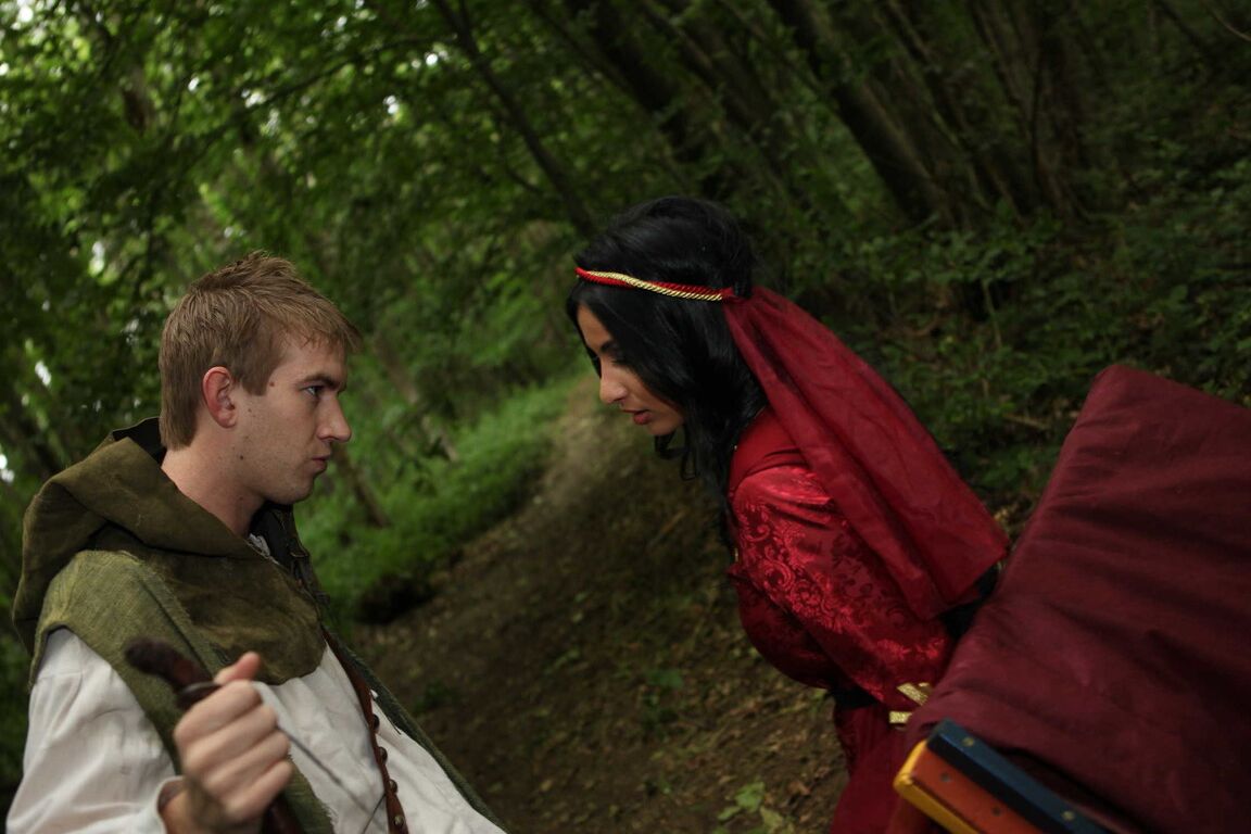 21P Donzela medieval Anissa Kate dá cabeça