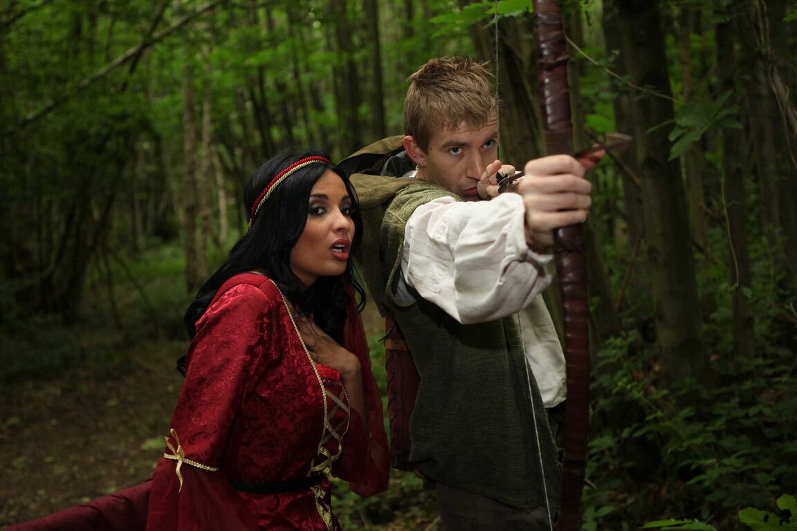 21P Donzela medieval Anissa Kate dá cabeça