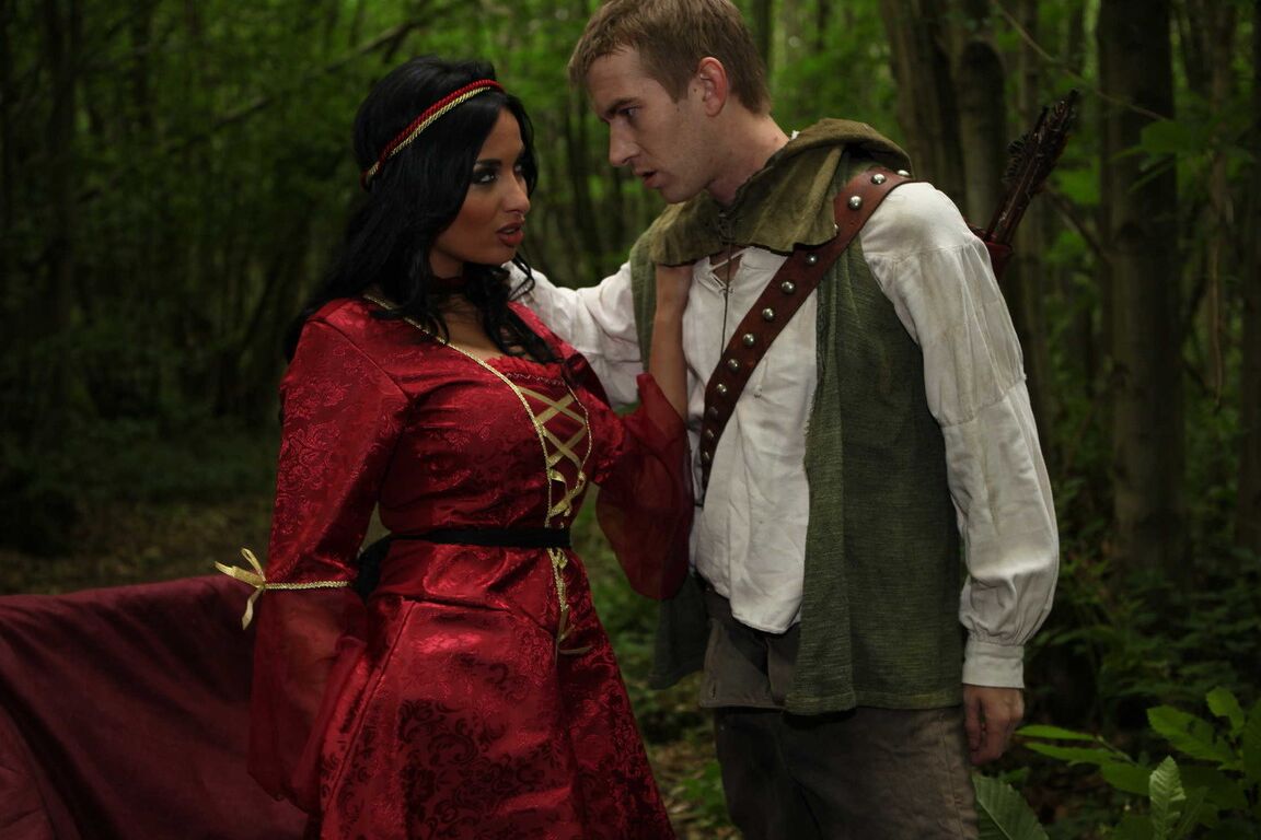 21P Donzela medieval Anissa Kate dá cabeça