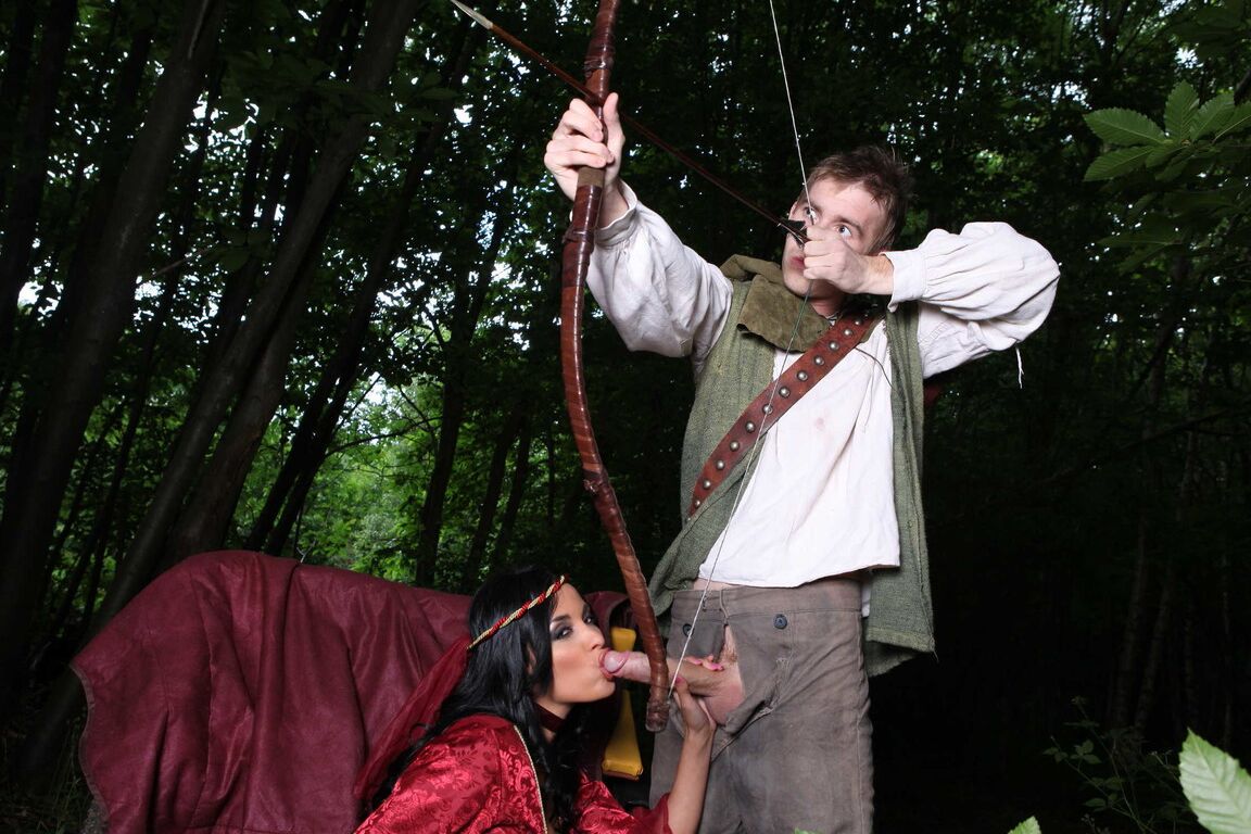 21P Donzela medieval Anissa Kate dá cabeça
