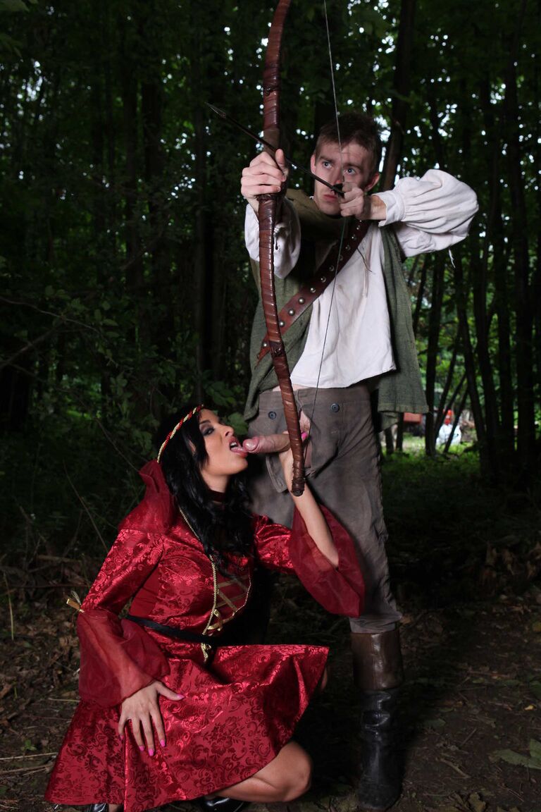 21P Donzela medieval Anissa Kate dá cabeça