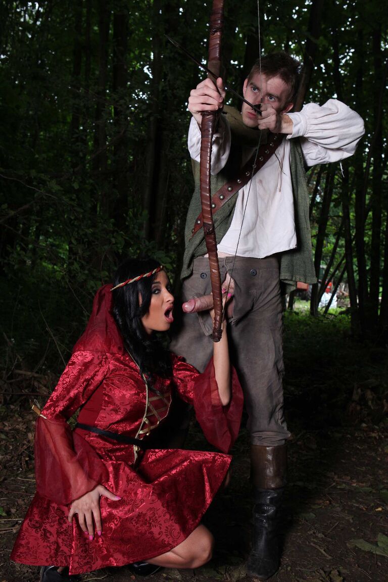 21P Donzela medieval Anissa Kate dá cabeça