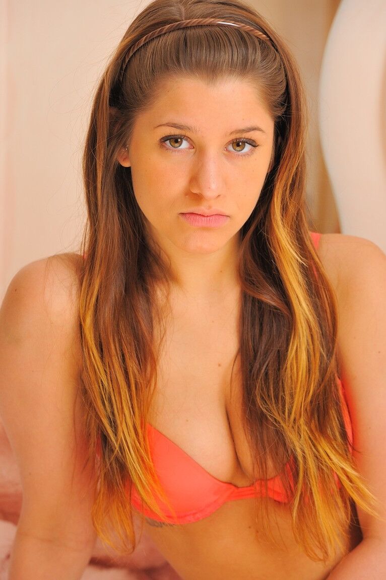 21P Stunner Nicole macht ihre Muschi supernass, während sie sie mit einem riesigen Dildo fickt