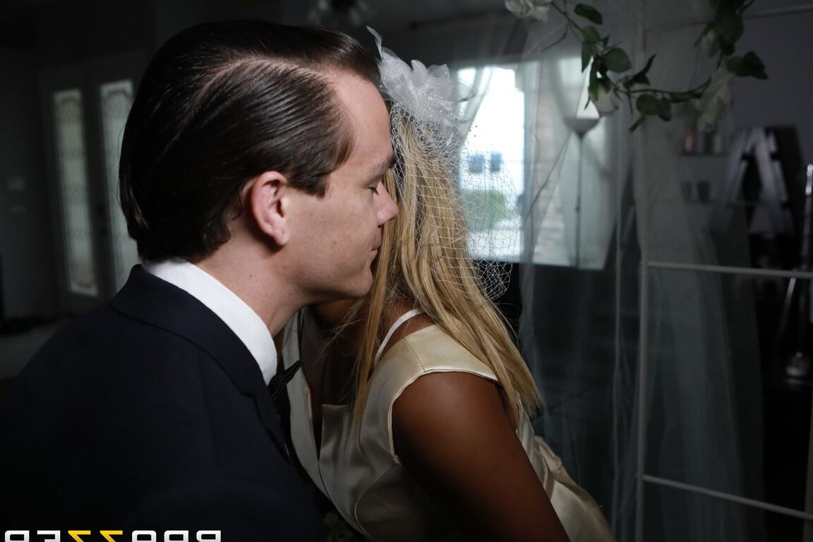21P Novia negra con cabello rubio Nina Rivera follada por su jugoso chocho por una vara