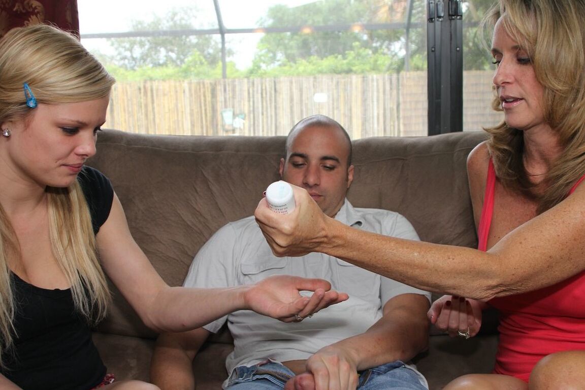 12P Joven rubia recibe instrucciones de su madre para hacer una paja