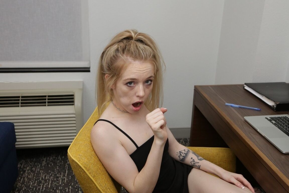 15P La charmante adolescente Madi Collins participe au sexe en POV en bas nylon blancs