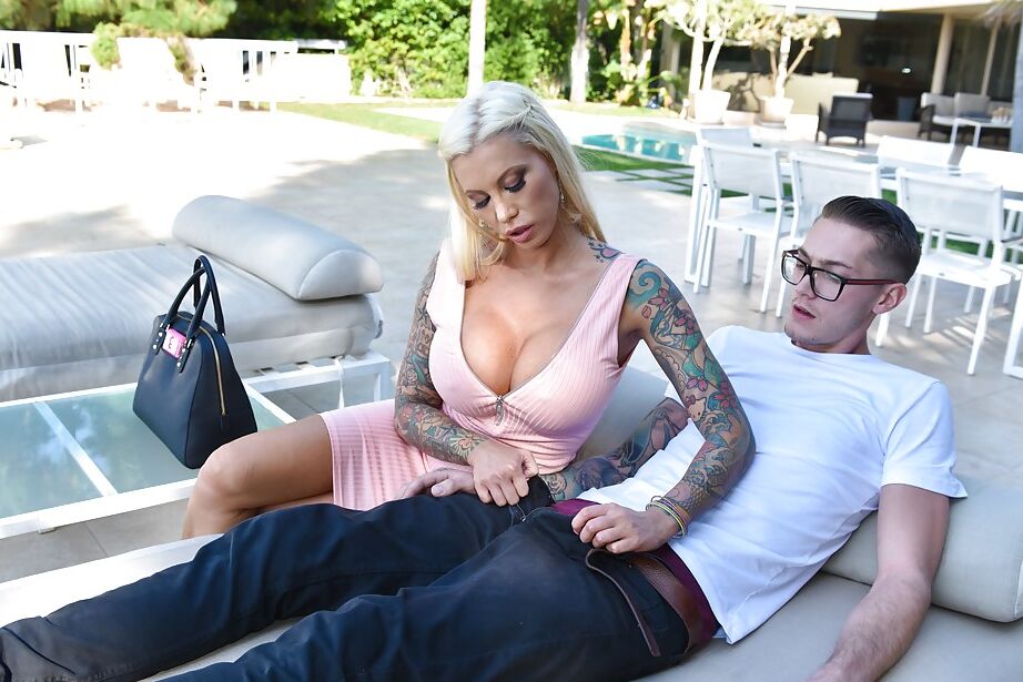 16P Amazing Lolly Ink aspire à ce qu'un jeune homme la baise fort