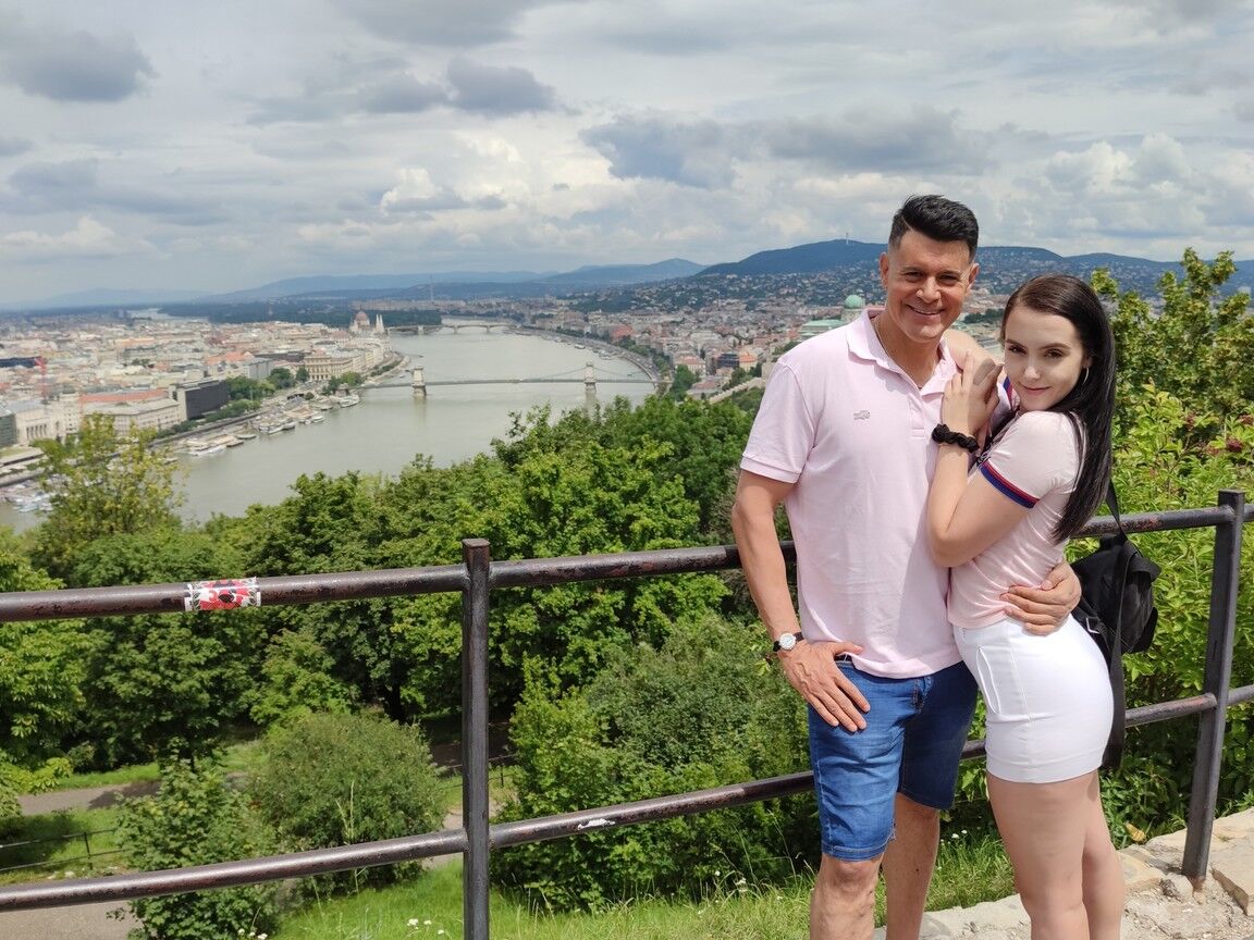 15P A jovem morena Zoe Doll faz sexo com Porno Dan em cima da cama