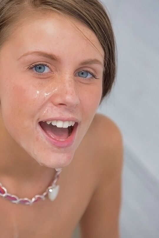16P Une adolescente nue avec de gros nichons Whitney Westgate suce une très longue bite