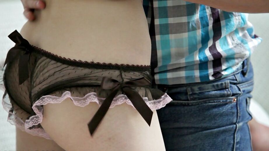 16P Schlanke Teenager-Mädchen teilen sich eine steife, fleischige Stange und einen klebrigen Cumshot