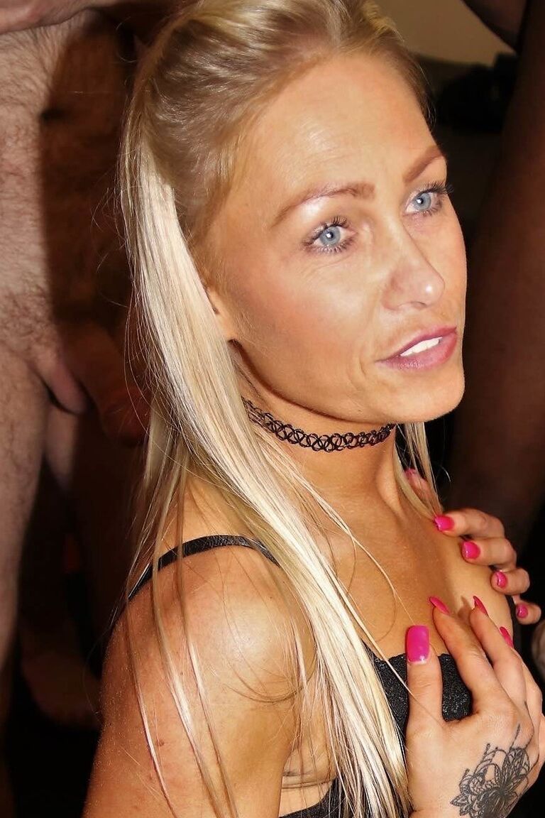 16P White slut Kelly Myers has her face covered in sperm during bukkake action