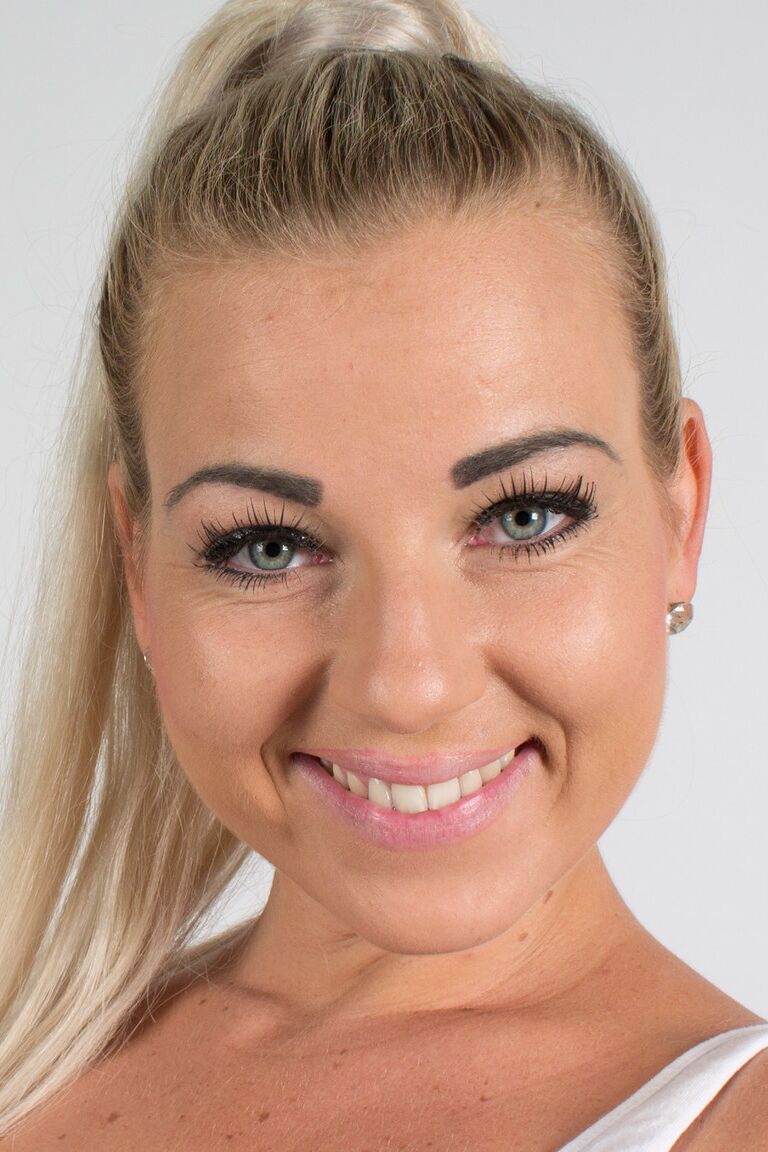 20P Geiler Teenager lutscht einen großen Schwanz und wird vor einer POV-Gesichtsbehandlung hart gefickt