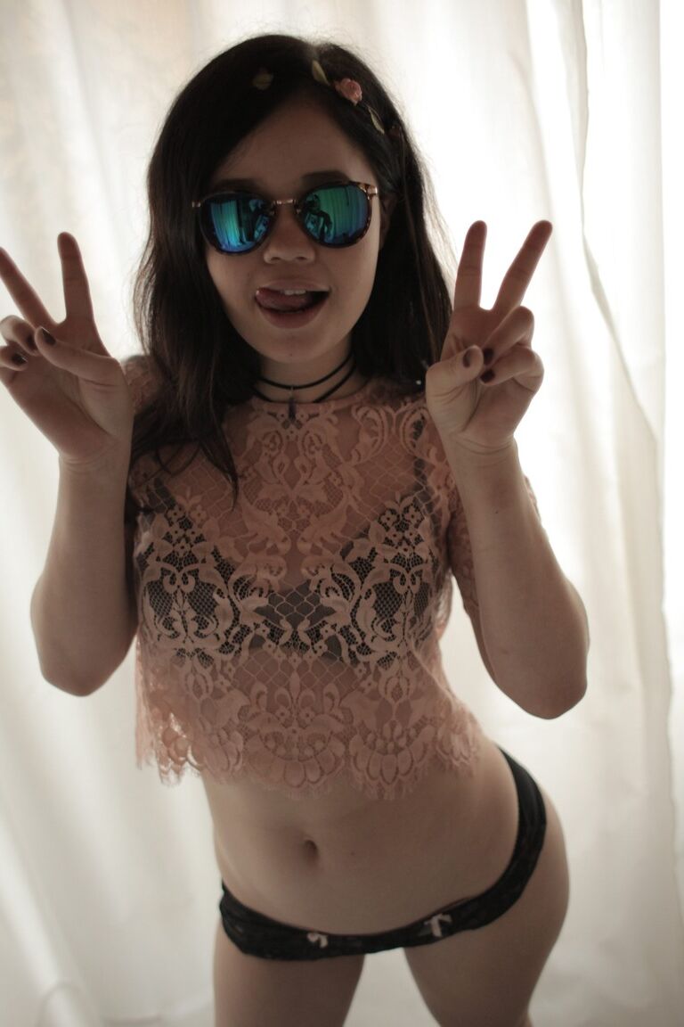 15P Raven haired hottie Yhivi gets down on her knees to blow her 2 man friends