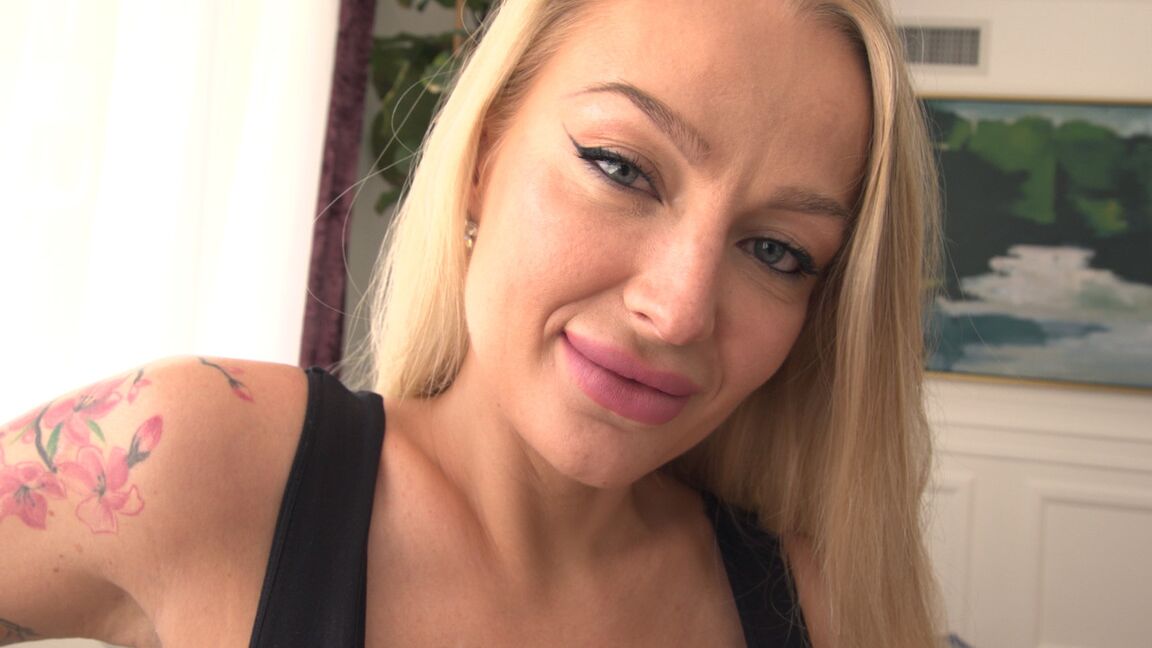 Die 15P tätowierte Blondine Kayla Green saugt nach dem Ficken das Sperma aus einem großen Schwanz