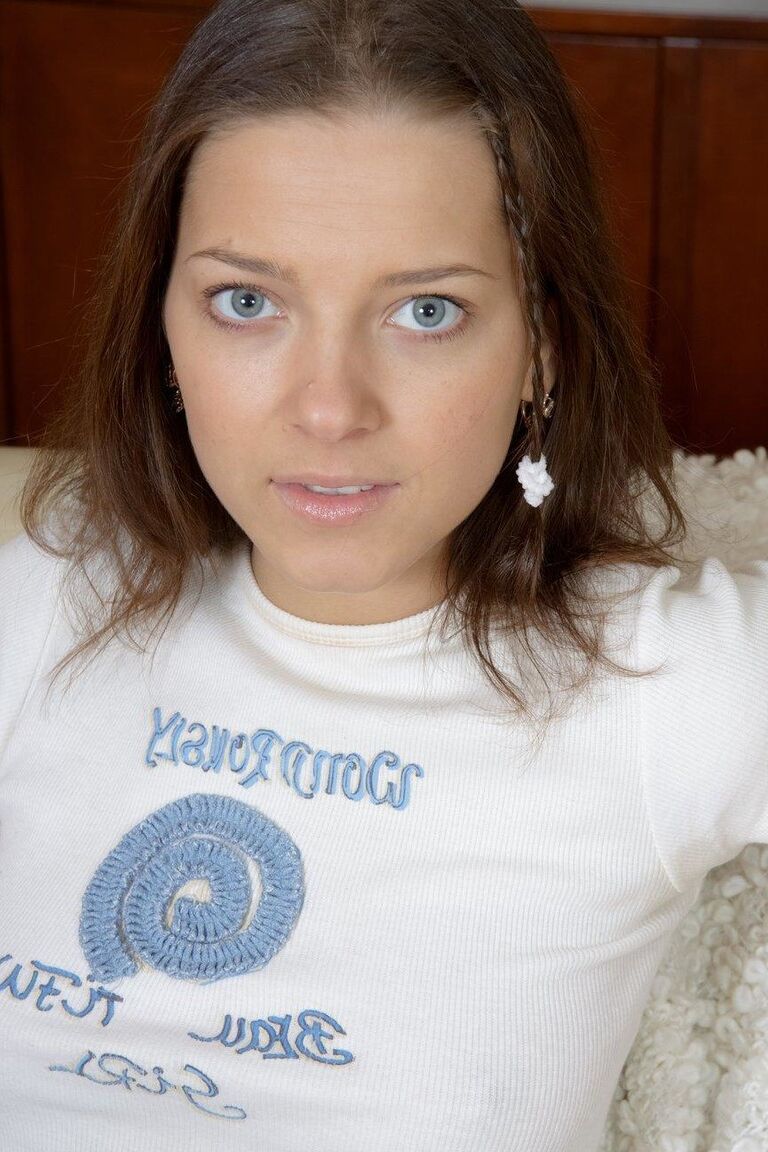 15P A adolescente branca Amelia Duke chupa um pau depois de subir a saia para foder