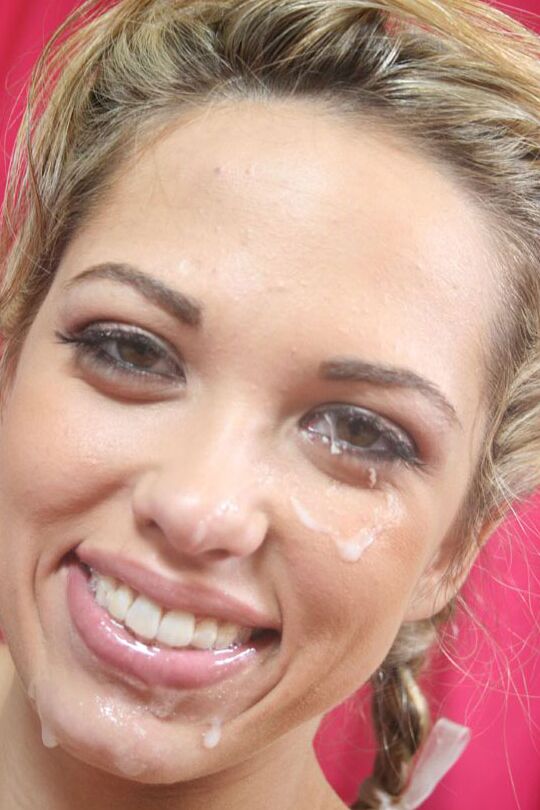 16P A doce jovem Jenny Hendrix chupa um pau grande de joelhos nua