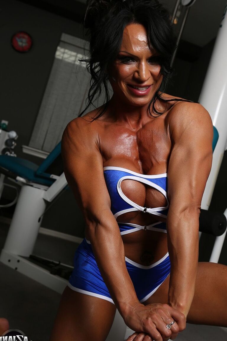 21P A fisiculturista morena Rhonda Lee expõe seu grande clitóris na sala de ginástica