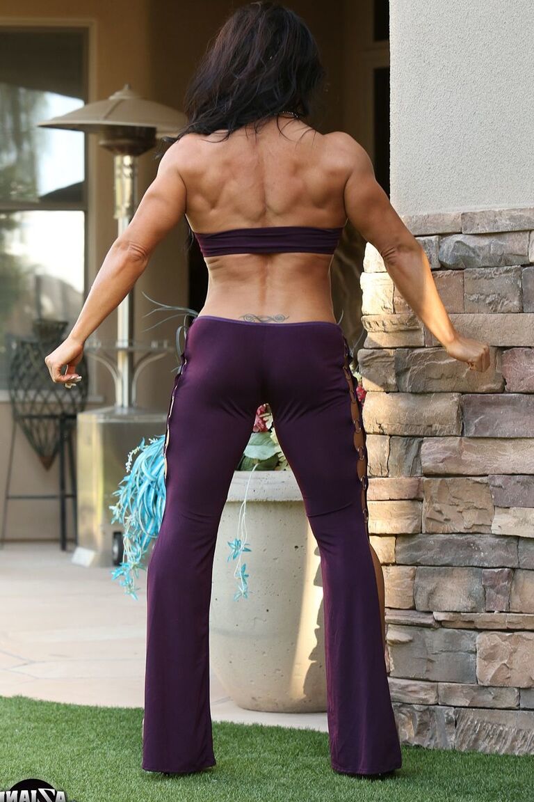 17P La culturista abultada Rhonda Lee hace alarde de sus grandes abdominales