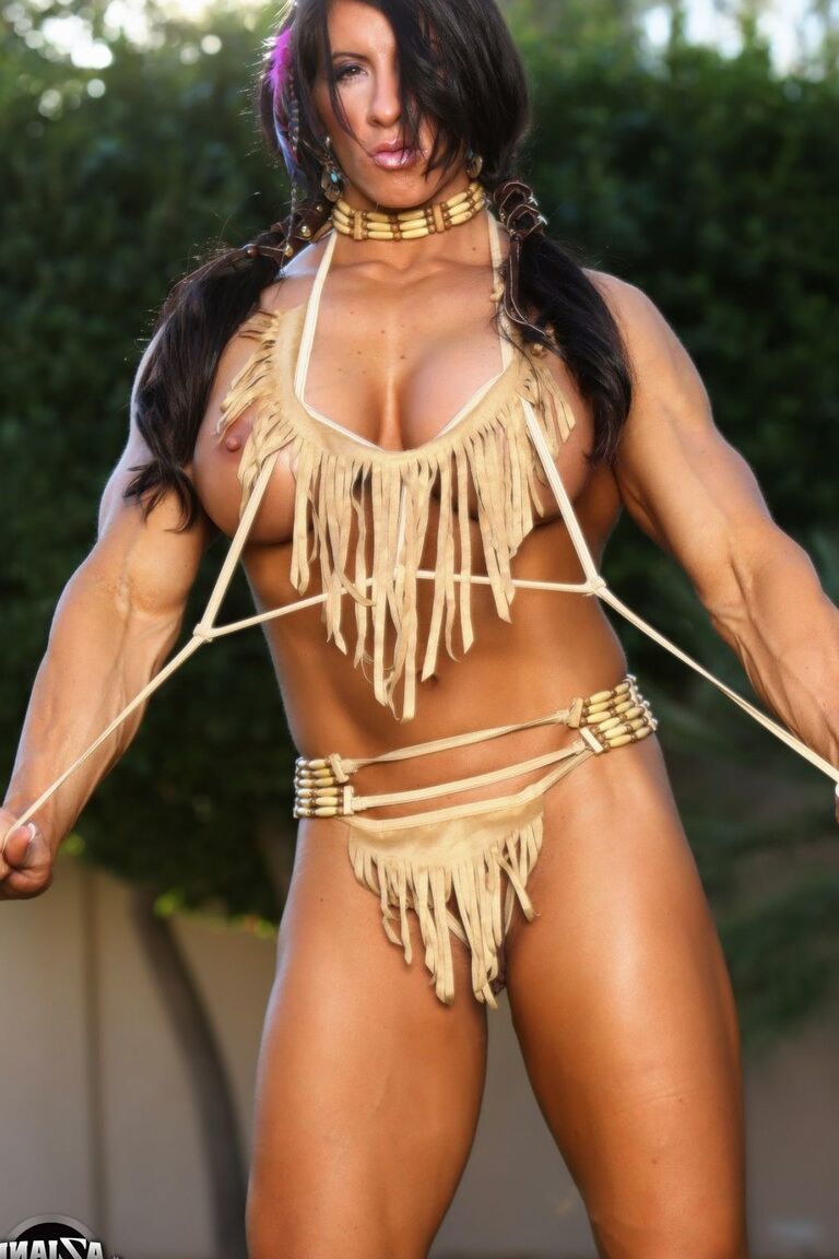 20P Angela Salvagno, une femme musclée, expose son gros clitoris en costume amérindien
