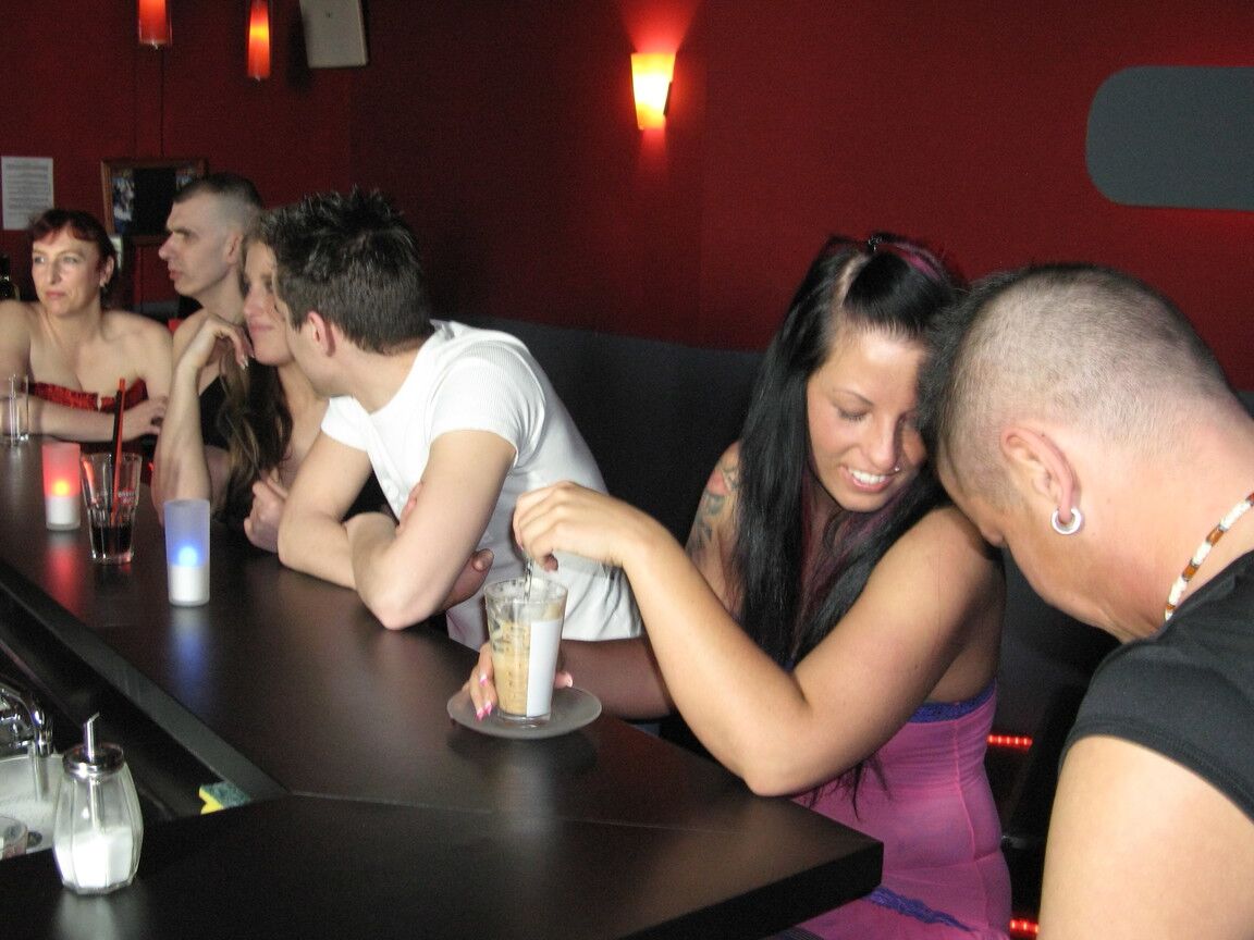 17P Des filles amateurs en chaleur rassemblent leurs partenaires pour un sexe en groupe torride et hardcore