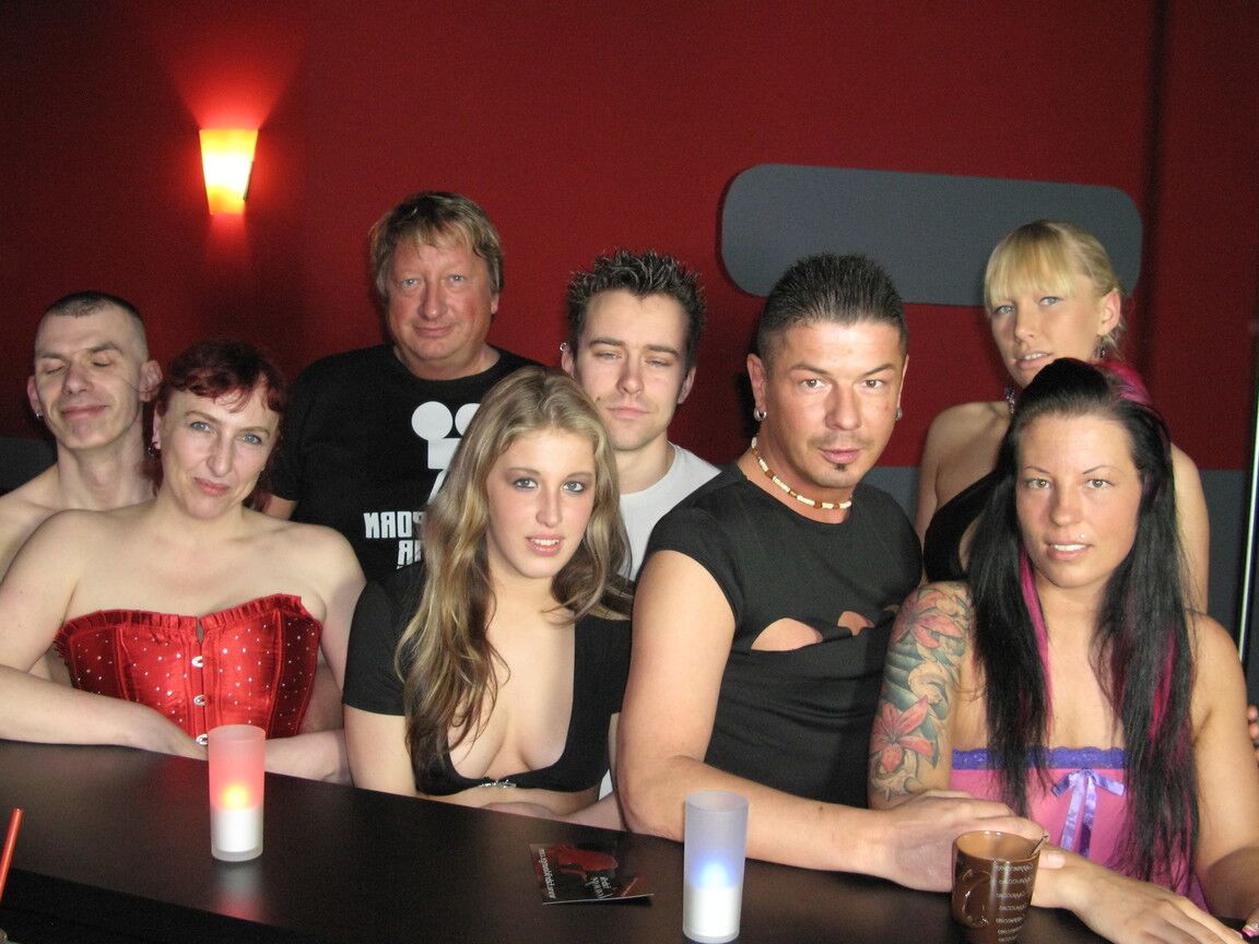 17P Des filles amateurs en chaleur rassemblent leurs partenaires pour un sexe en groupe torride et hardcore