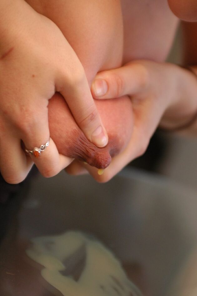 20P A esposa grávida Violet expõe seus grandes beliscões e os ordenha após a masturbação