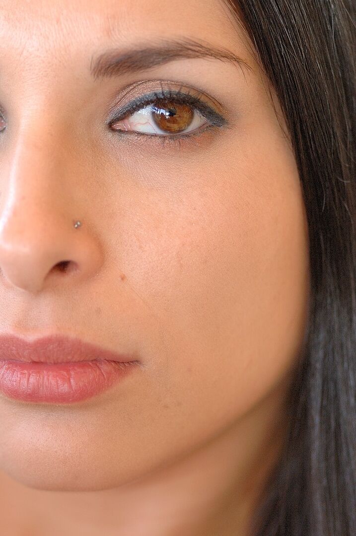 21P La traviesa morena Tera rellena su delicioso coño perforado con verduras