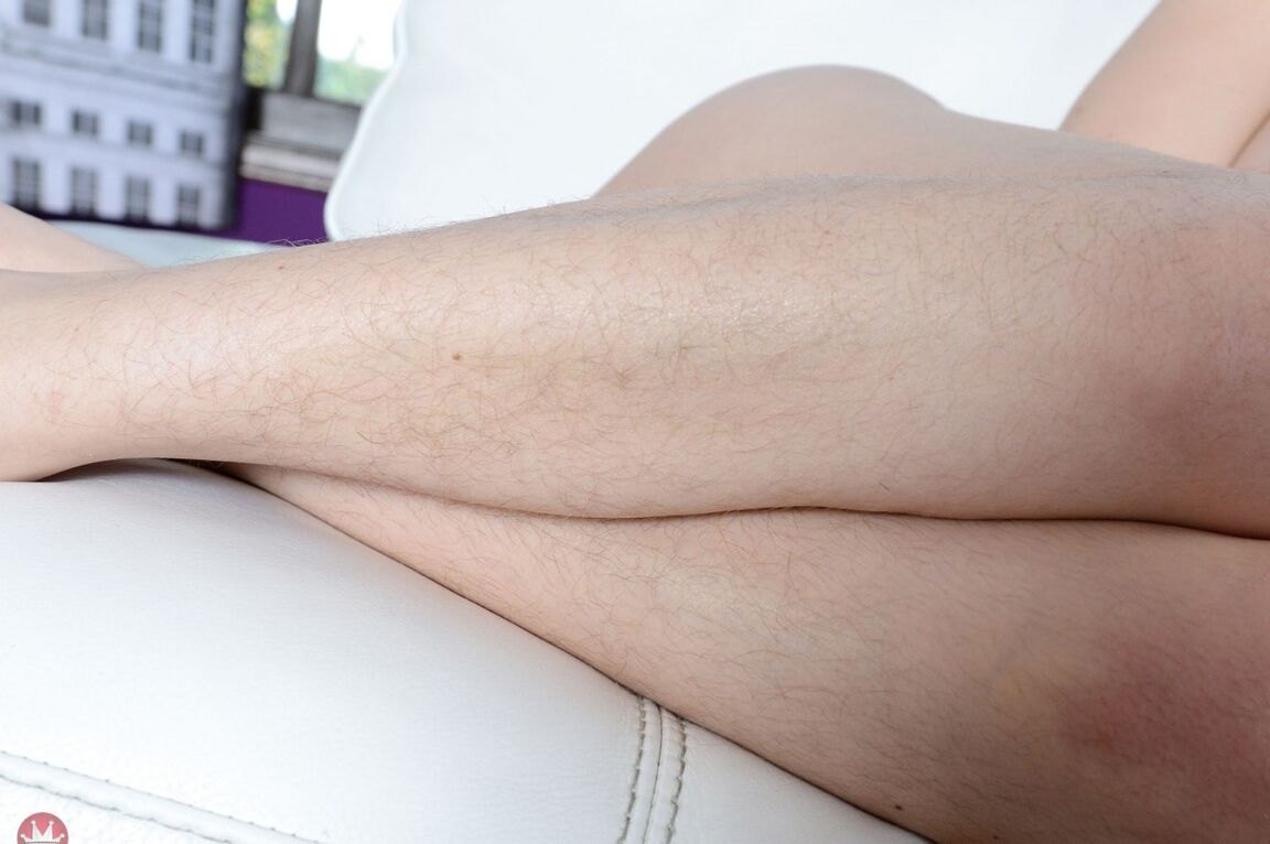 21P La brune amateur Venus Rosales montre ses aisselles touffues et sa chatte.