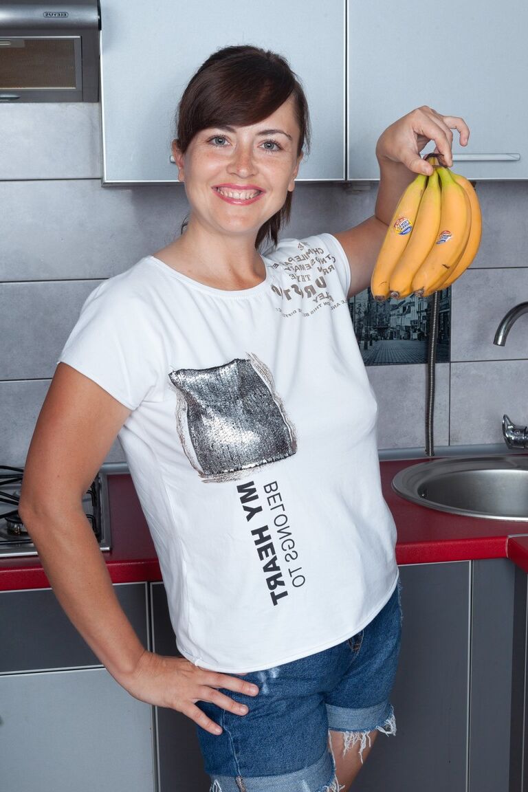 21P Ama de casa amateur Animee muestra sus grandes pechos y se masturba con un plátano