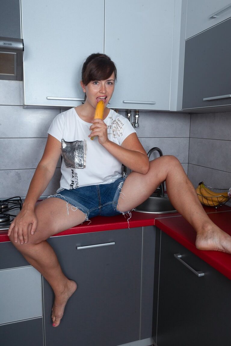 21P Ama de casa amateur Animee muestra sus grandes pechos y se masturba con un plátano