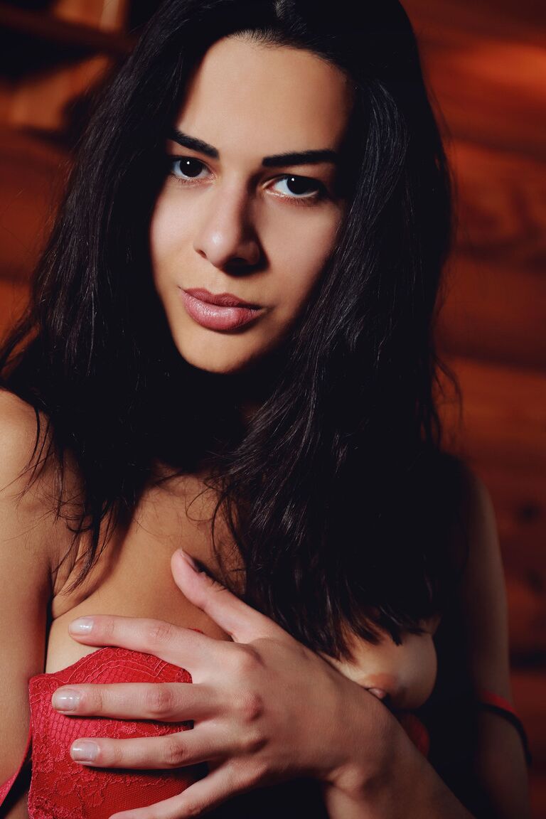 21P Das schöne Teenie-Babe Beth C reibt in einem Solo sanft ihre beschnittene Muschi