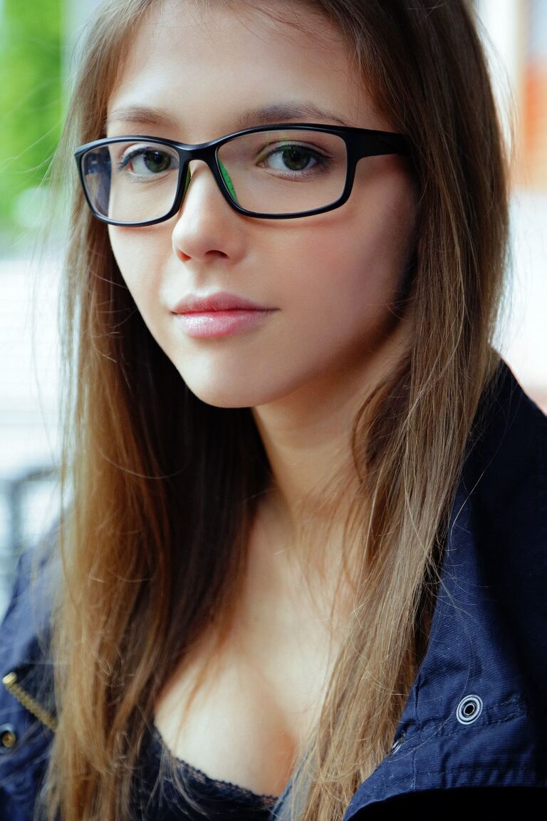 21P Mila Azul, une jeune ukrainienne maigre, montre ses gros seins et se masturbe
