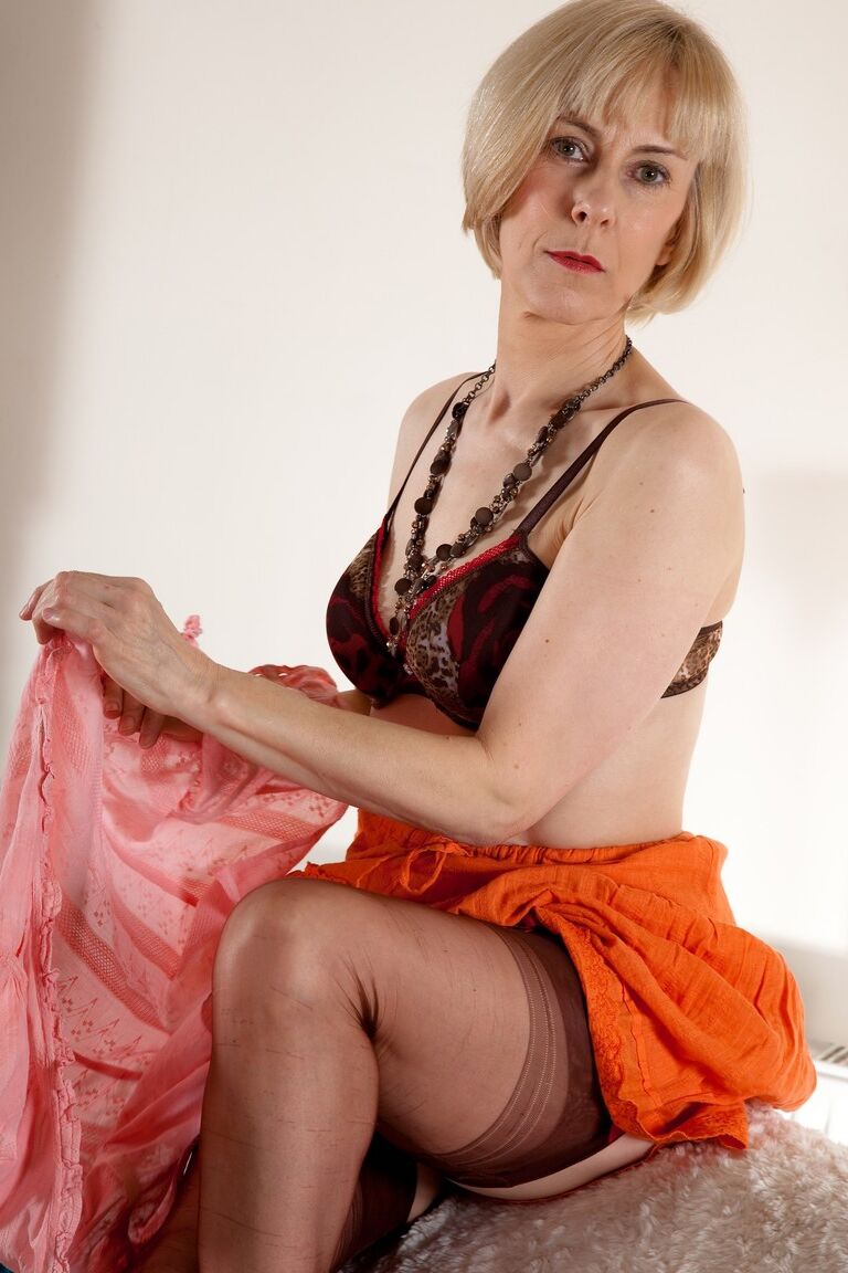 21P A vovó magra Hazel mostra sua boceta peluda e se masturba em meias