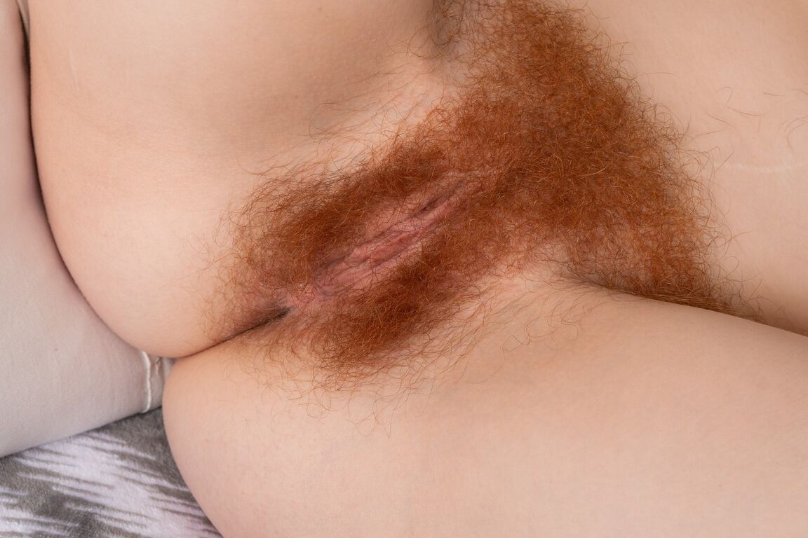 21P A vagabunda amadora Roxanne exibe suas axilas com barba por fazer e expõe sua virilha peluda