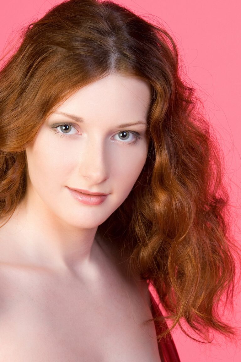 21P Jodie A, une jeune rousse séduisante, exhibe sa délicieuse chatte.