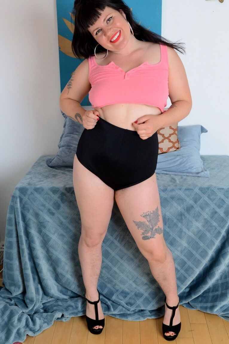 21P La gordita hippie americana Olivia Rose se burla con sus tetas y su vagina peluda