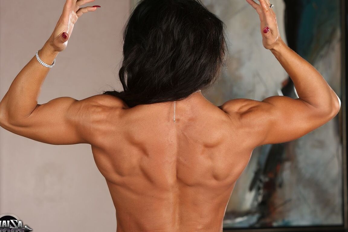 20P Bodybuilderin Rhonda Lee zeigt ihre Muskeln und ihre große Klitoris