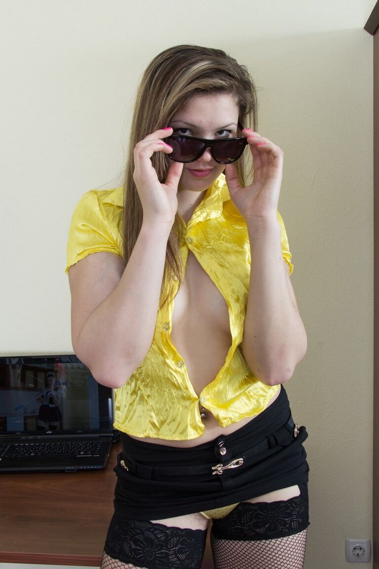 21P Amateur girl Guyana reveals her bushy armpits and crotch in a solo