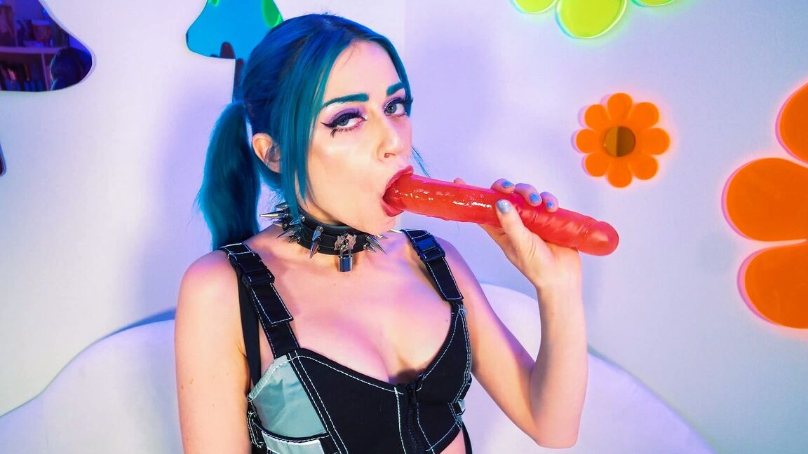 15P Jewelz Blu, une adolescente alternative, suce un gode et une grosse bite avant une baise en POV