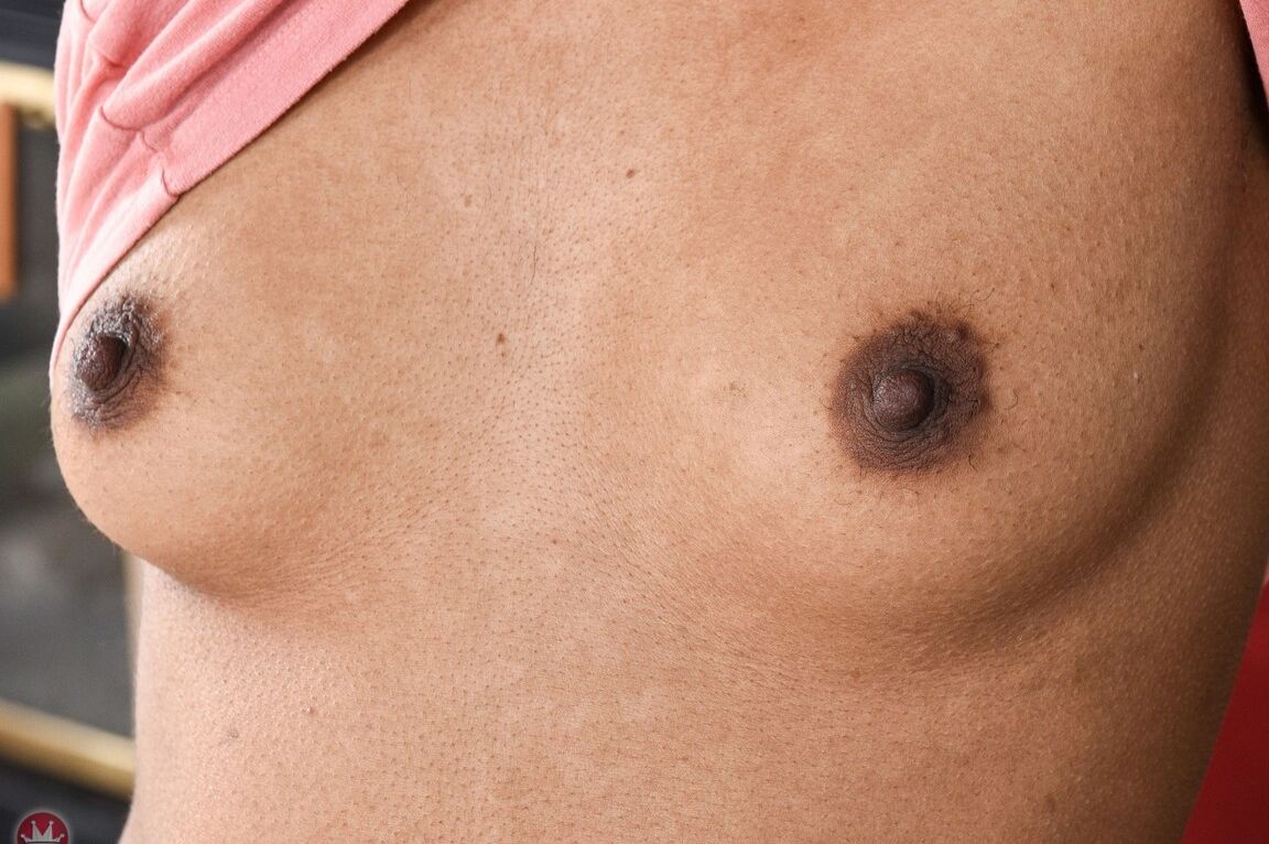 Die 21P Amateurin Olivia Green zeigt ihre schwarzen, unrasierten Löcher aus nächster Nähe
