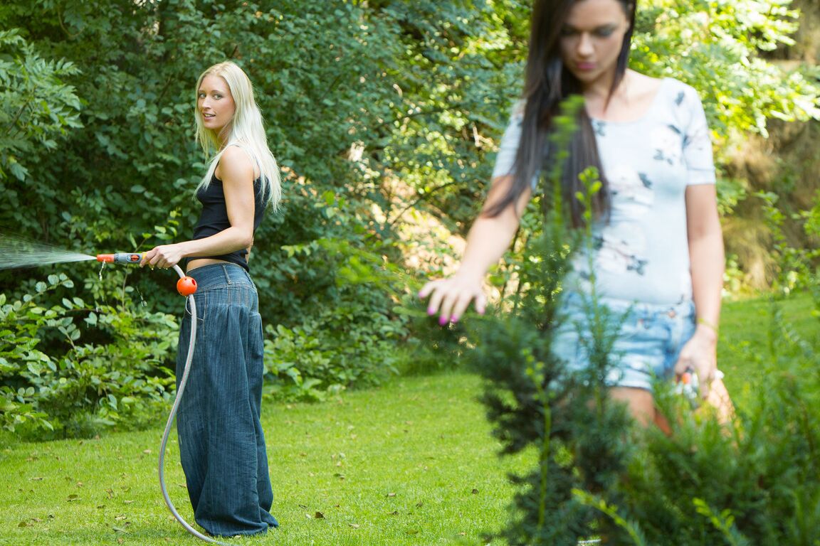 21P Die heißen Girls Uma und Frida lecken nach einem Zungenkuss abwechselnd die Fotzen