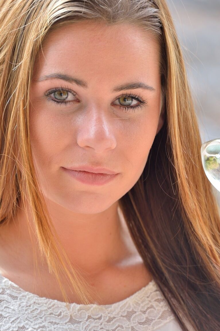 20P La jolie fille Aveline enfonce un jouet FTV en verre dans sa délicieuse chatte de près