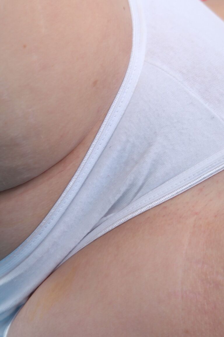 21P Gata amadora com uma bunda grande Olivia Olove tira a roupa e se masturba