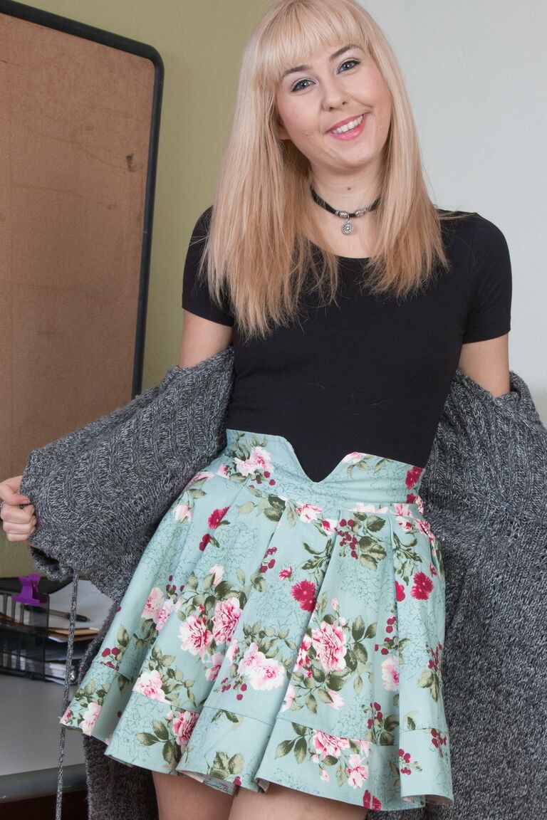 17P La miel rubia Aali Rousseau muestra su gran culo y se frota el chocho peludo