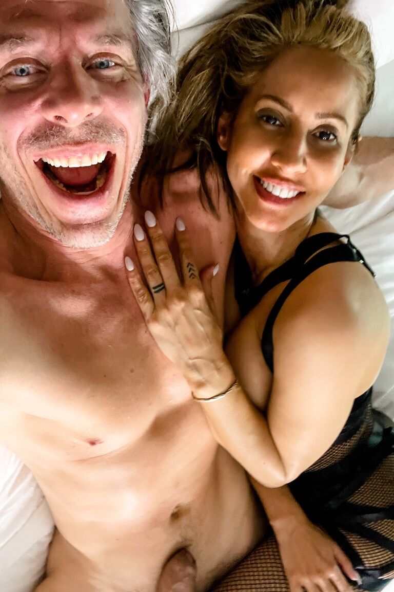 15P Busty MILF Isis Love modela um body sem virilha antes do sexo POV hardcore