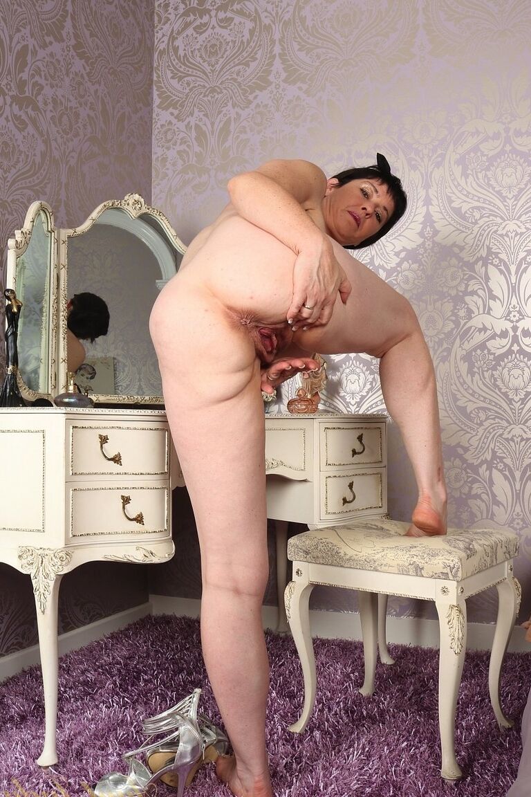 21P Janey madura de cabelos curtos exibe sua bunda enorme e peitos grandes em meias gostosas