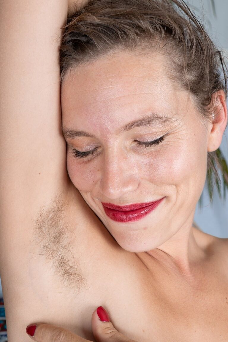 21P Esposa amateur con lápiz labial rojo Bridgette Aleister se mete los dedos en su coño tupido