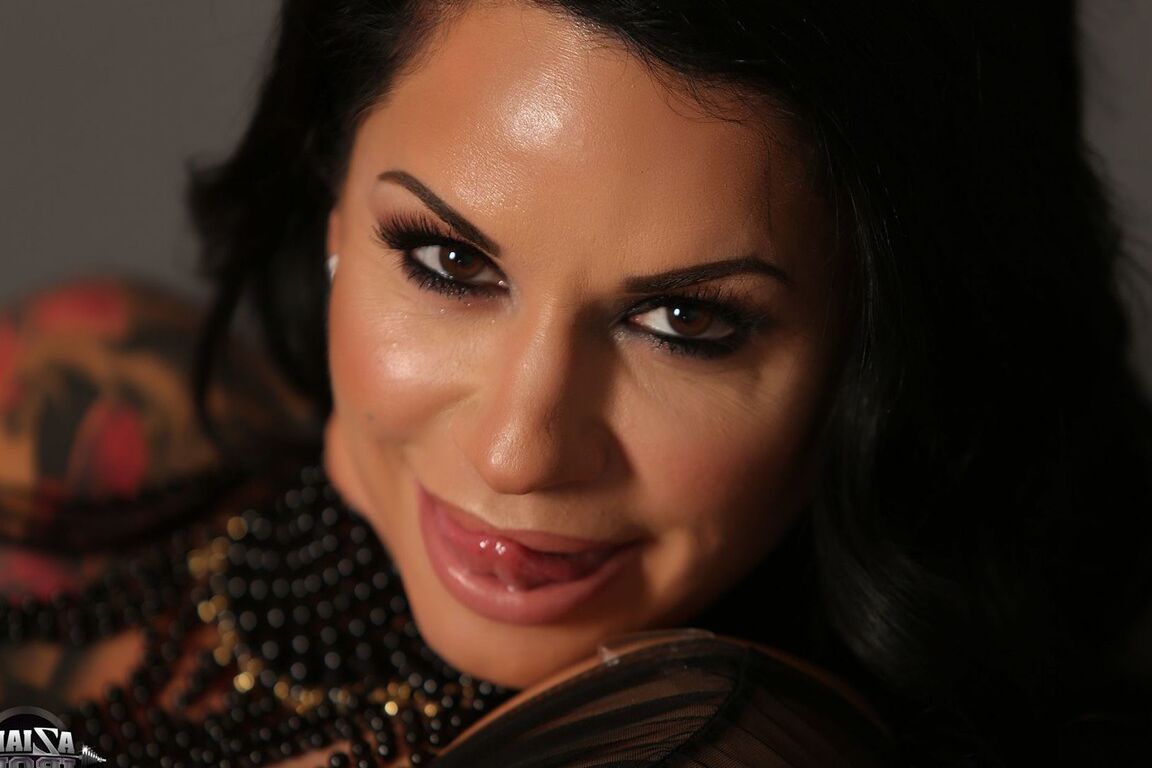 18P Garota morena peituda Angela Cambrini cuida de sua vagina úmida