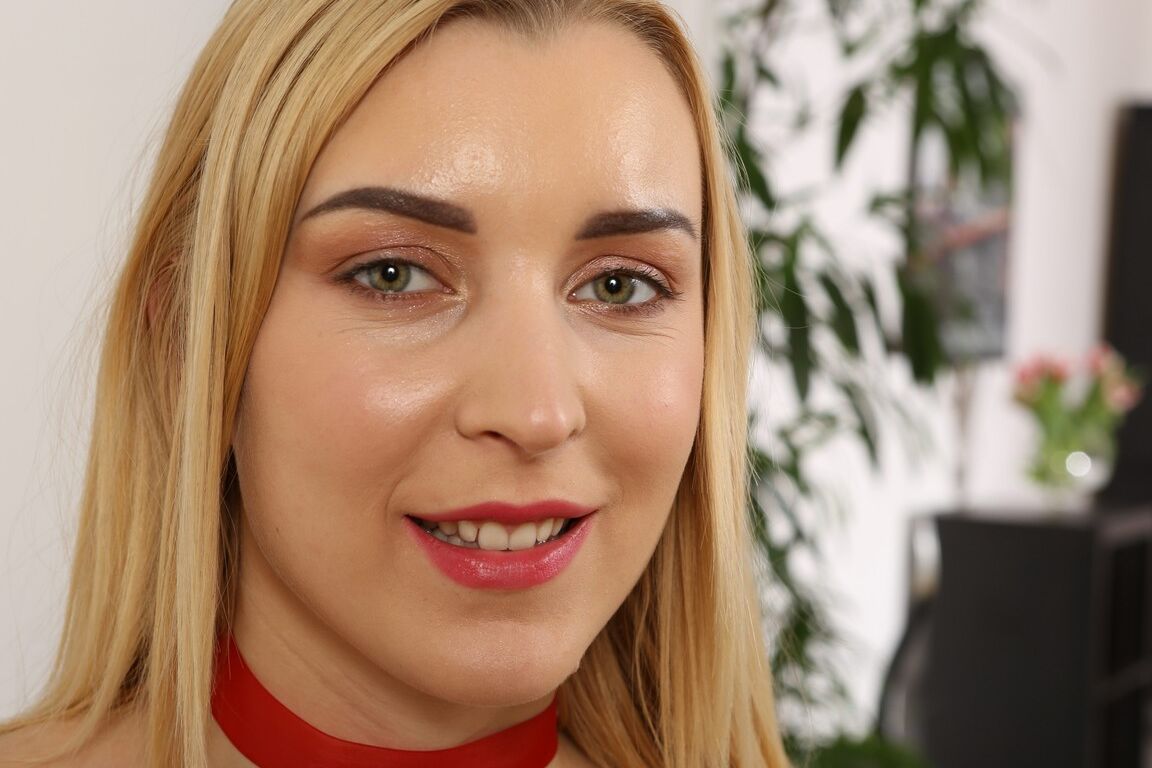 21P A loira safada Amaris dá uma mijada antes de foder uma grande garrafa de vidro