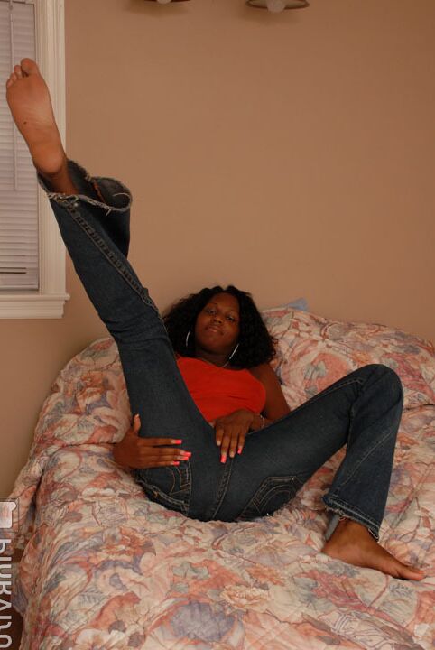 16P La guapa transexual negra Nia Lee desliza su enorme polla negra por el ojete de un hombre